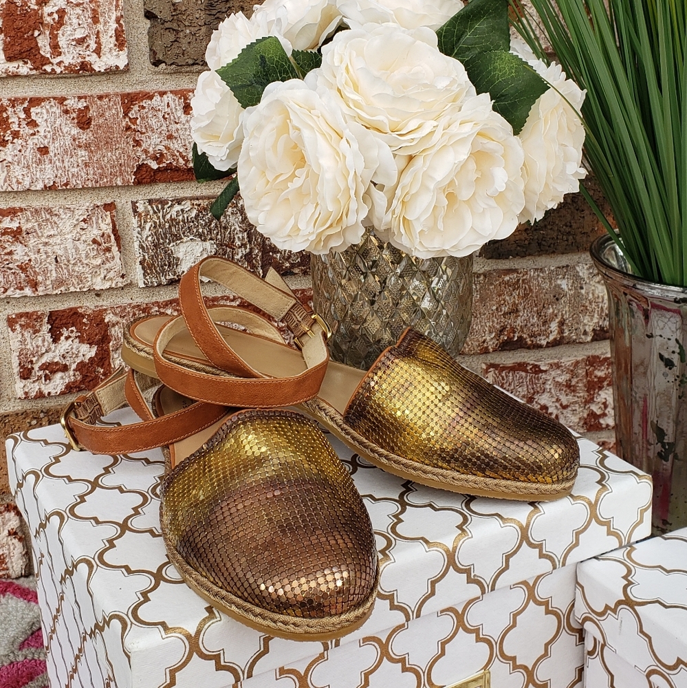 Stuart Weitzman Roman Mail Tri Gold Flat Ankle Strap Sandal Size 8